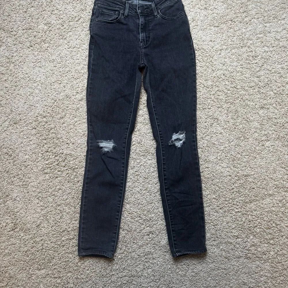 Women’s Levi’s Black High Rise Skinny Jeans Size 26 Distressed
